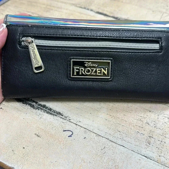 Loungefly Disney Frozen Elsa Iridescent Snowflake Trifold Wallet - Picture 4 of 6